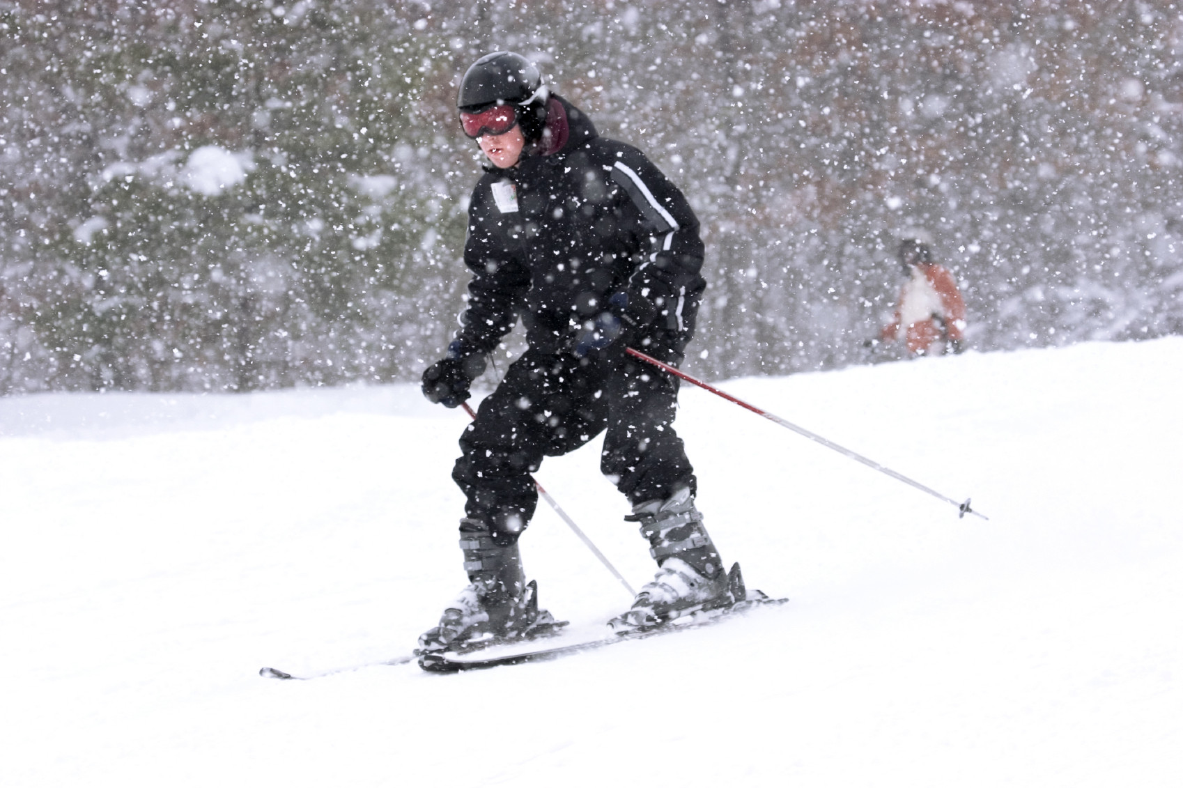 Skiing-in-snow.jpg