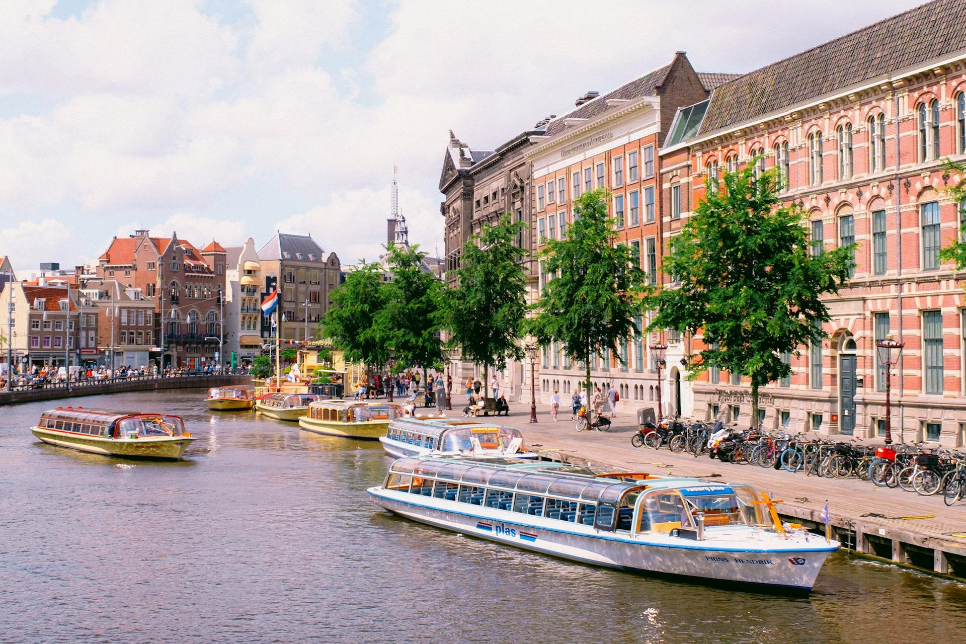 canal-boat-amsterdam-pexels-matreding-17959980.jpg