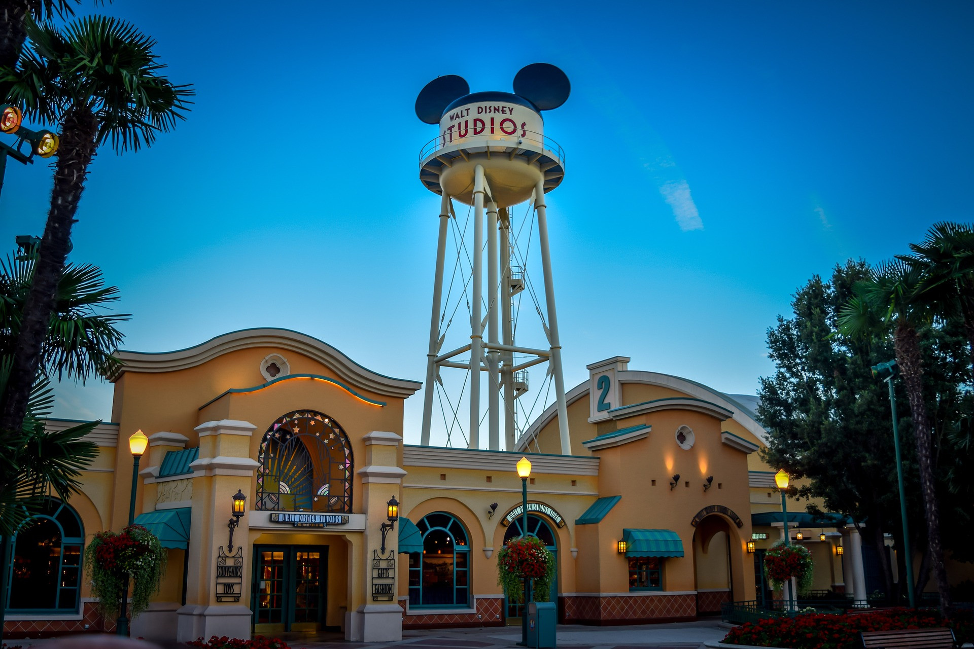 disneyland-2432258_1920.jpg