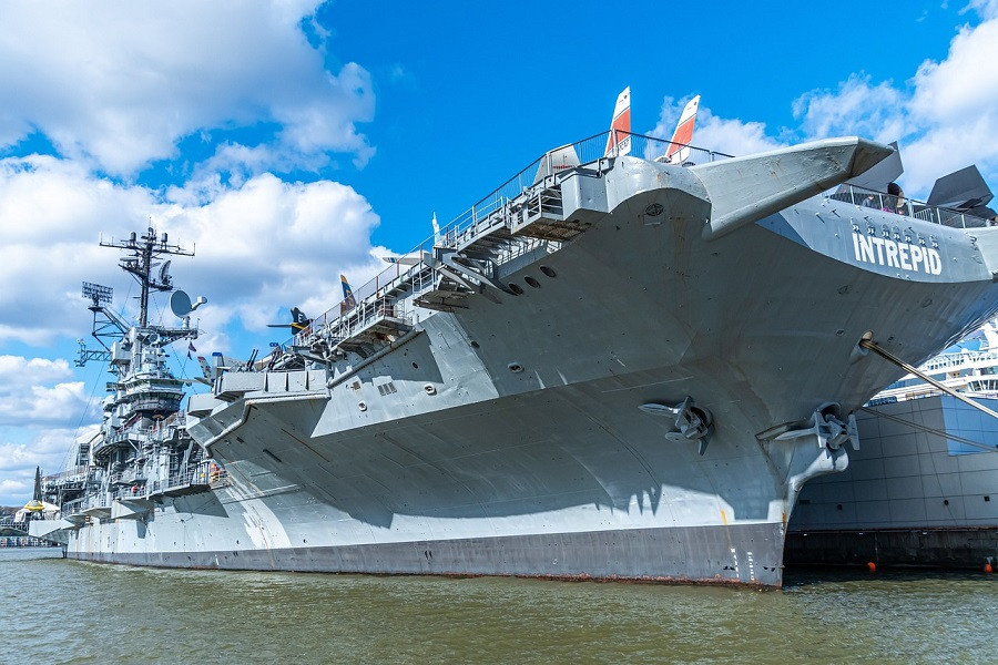 intrepid-4611720_1280.jpg