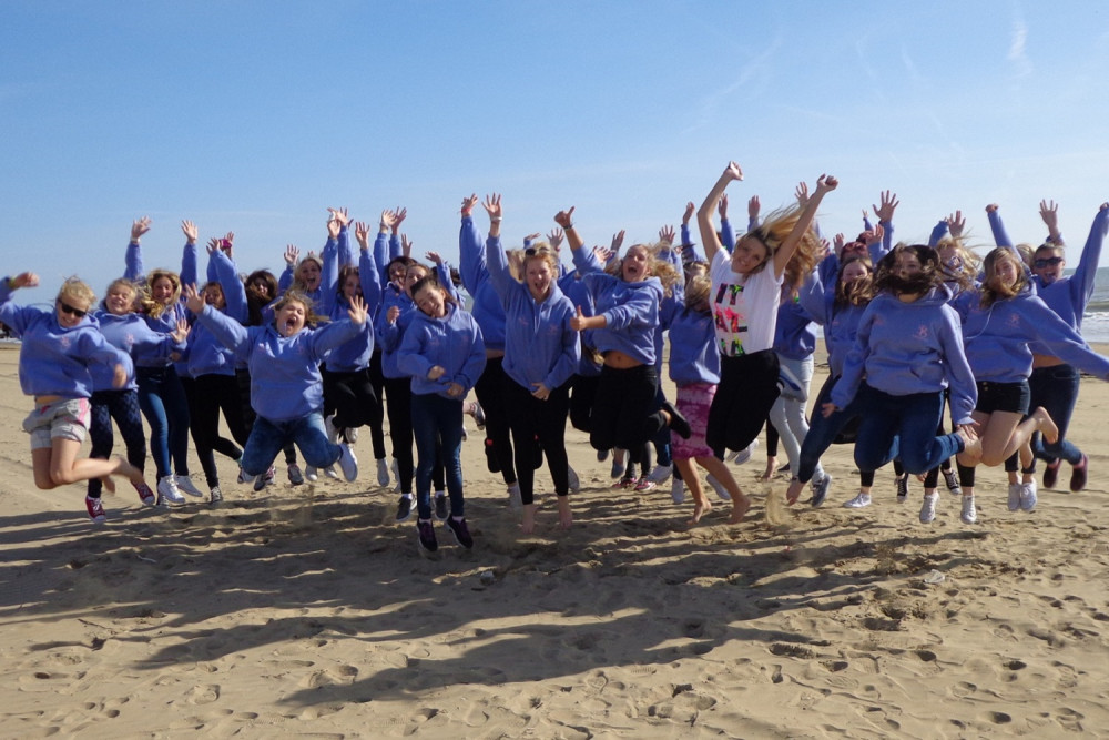 school-group-on-beach-cr.jpg