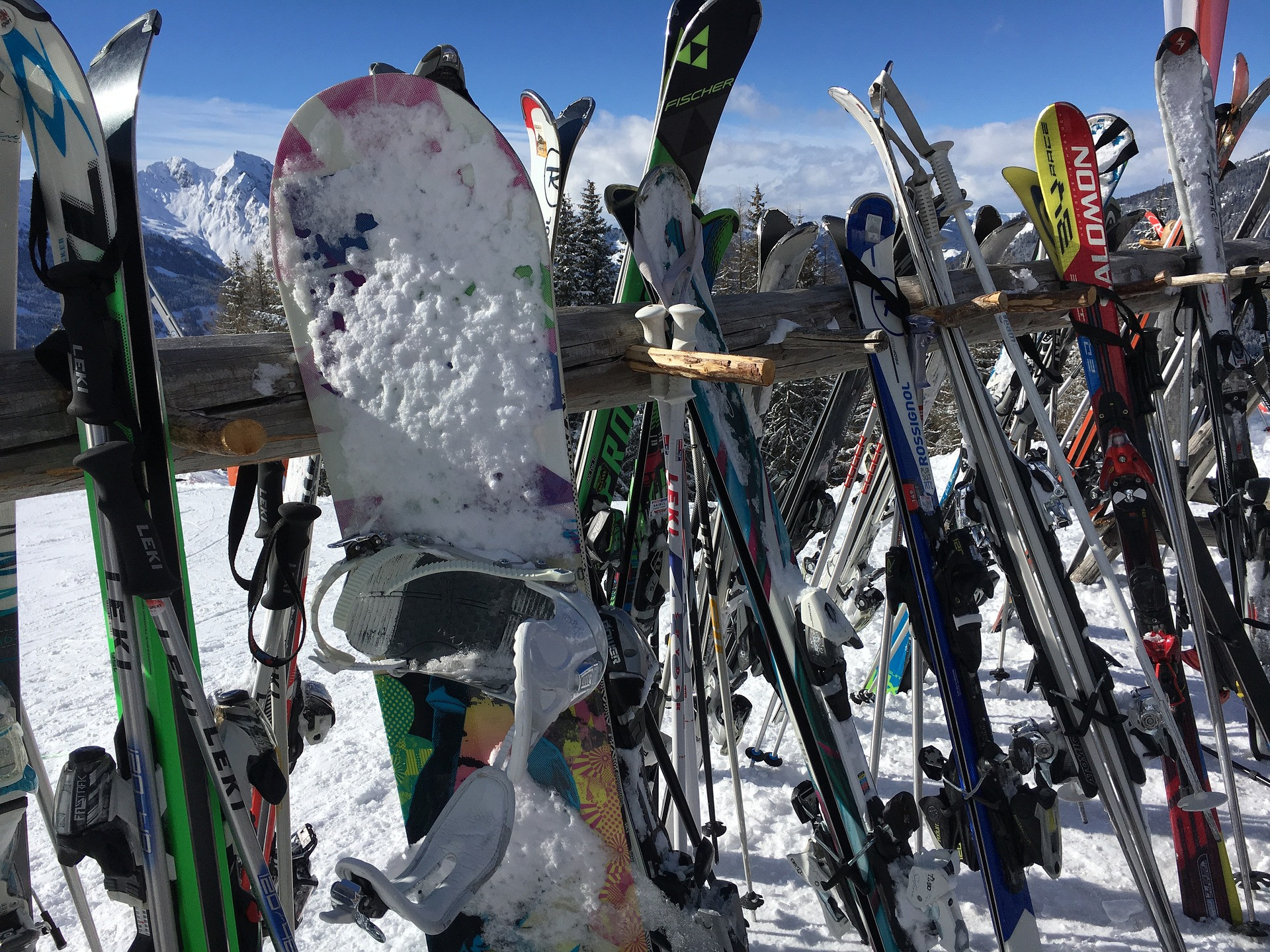 skis-winter-sports-2140230_1920.jpg