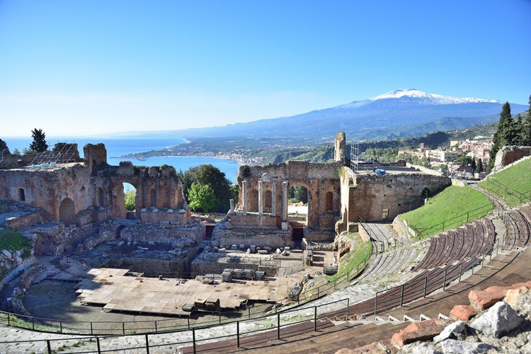 taormina-grey48-italy-3116211_1920-pix1.jpg