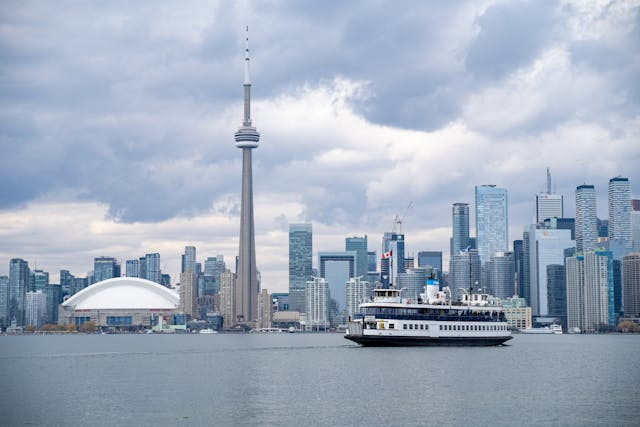 toronto-boat-pexels-erix07-11862815.jpg
