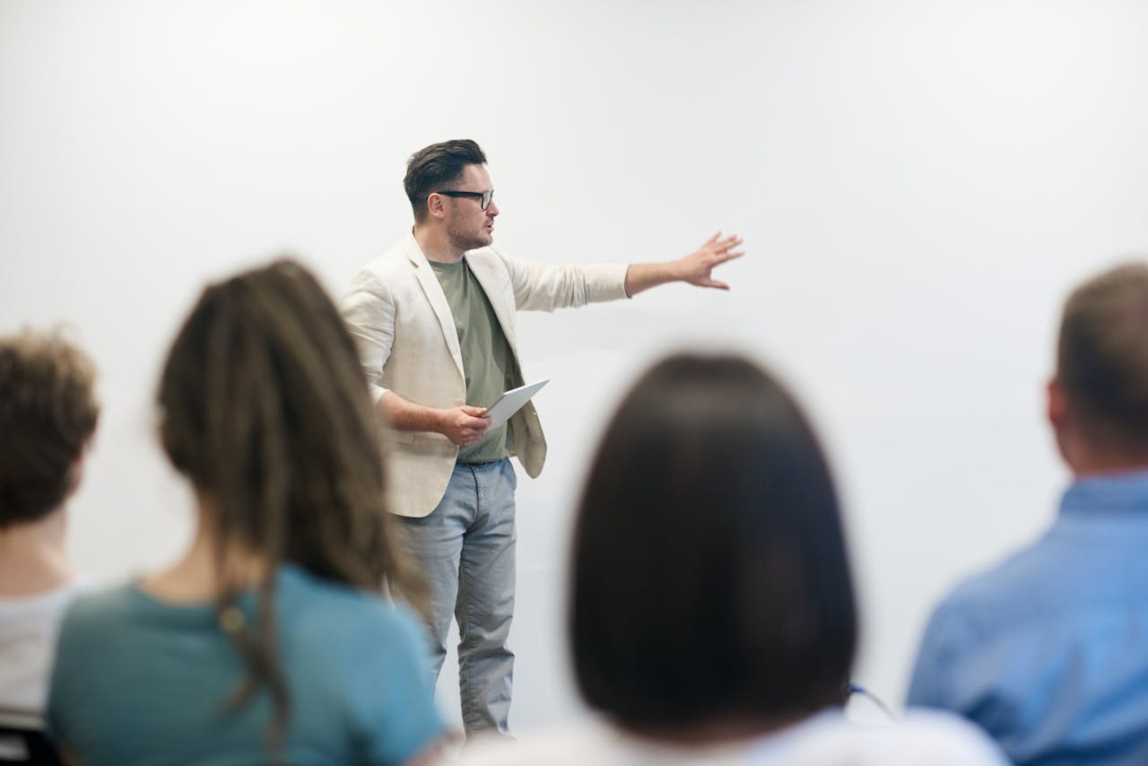 workshop-pexels-fauxels-3184328.jpg